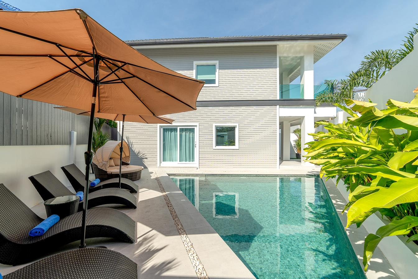 Grand Tanywan 39 pool deck with loungers